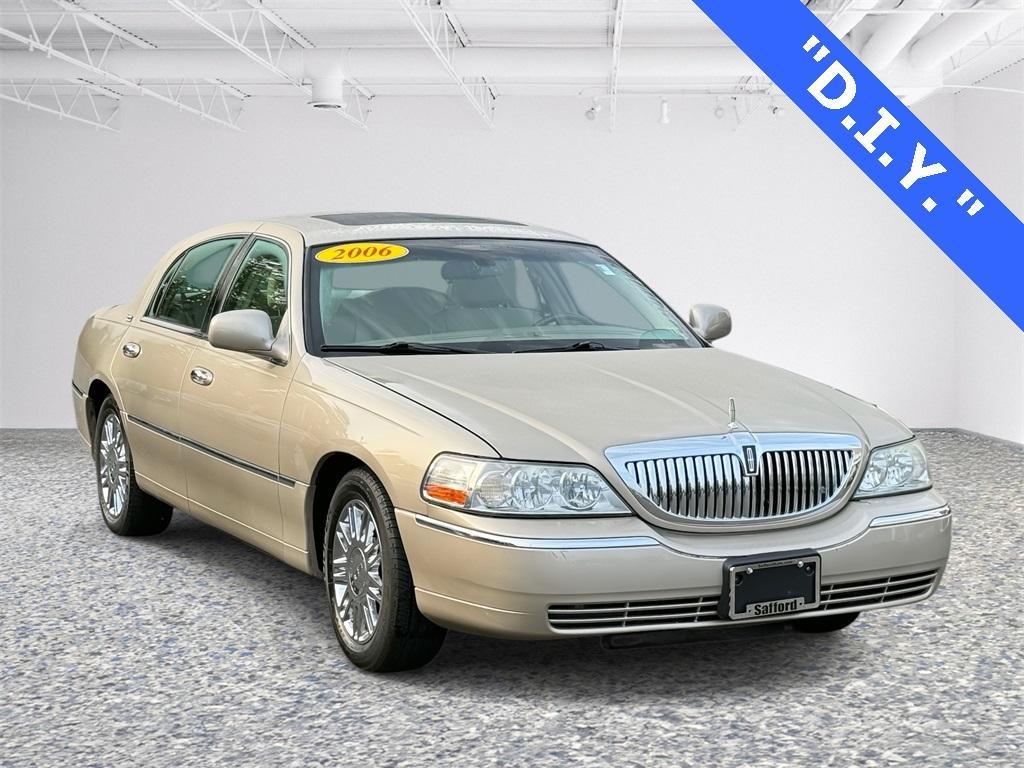 used 2006 Lincoln Town Car car, priced at $6,213