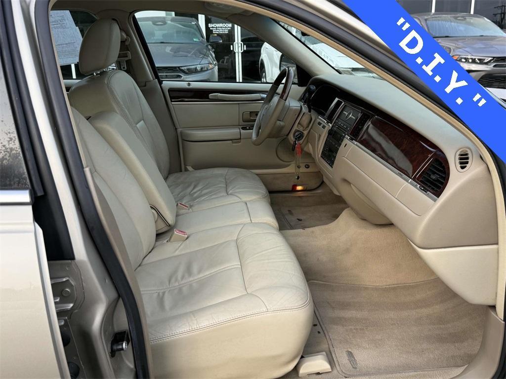 used 2006 Lincoln Town Car car, priced at $6,264