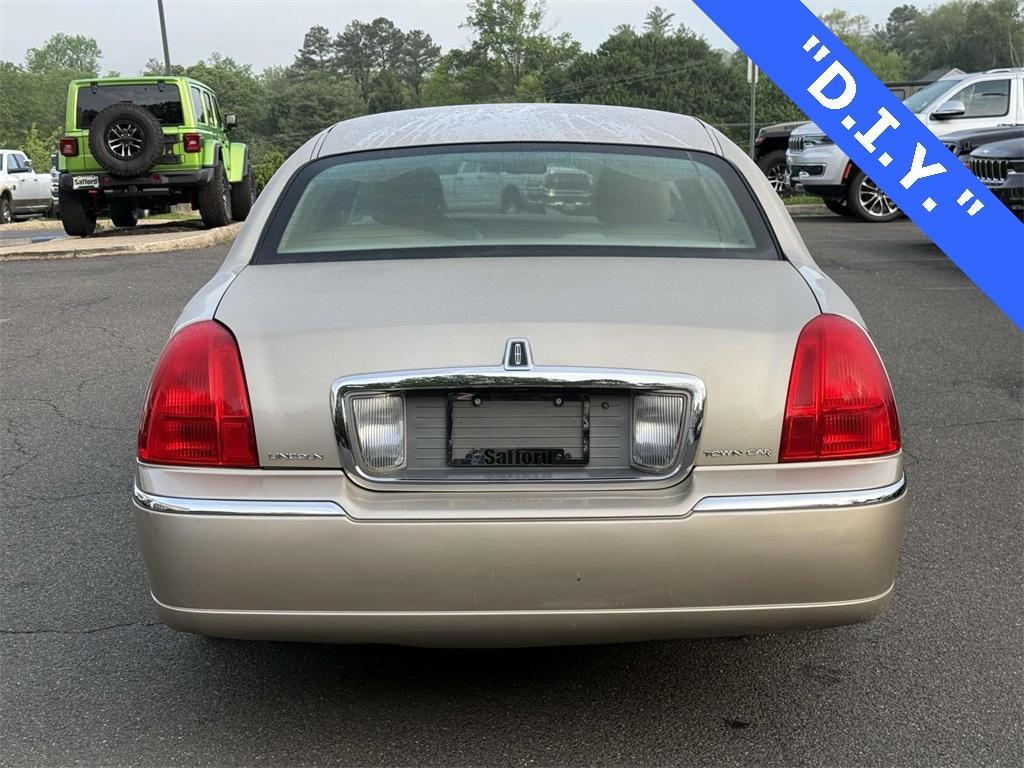 used 2006 Lincoln Town Car car, priced at $6,264