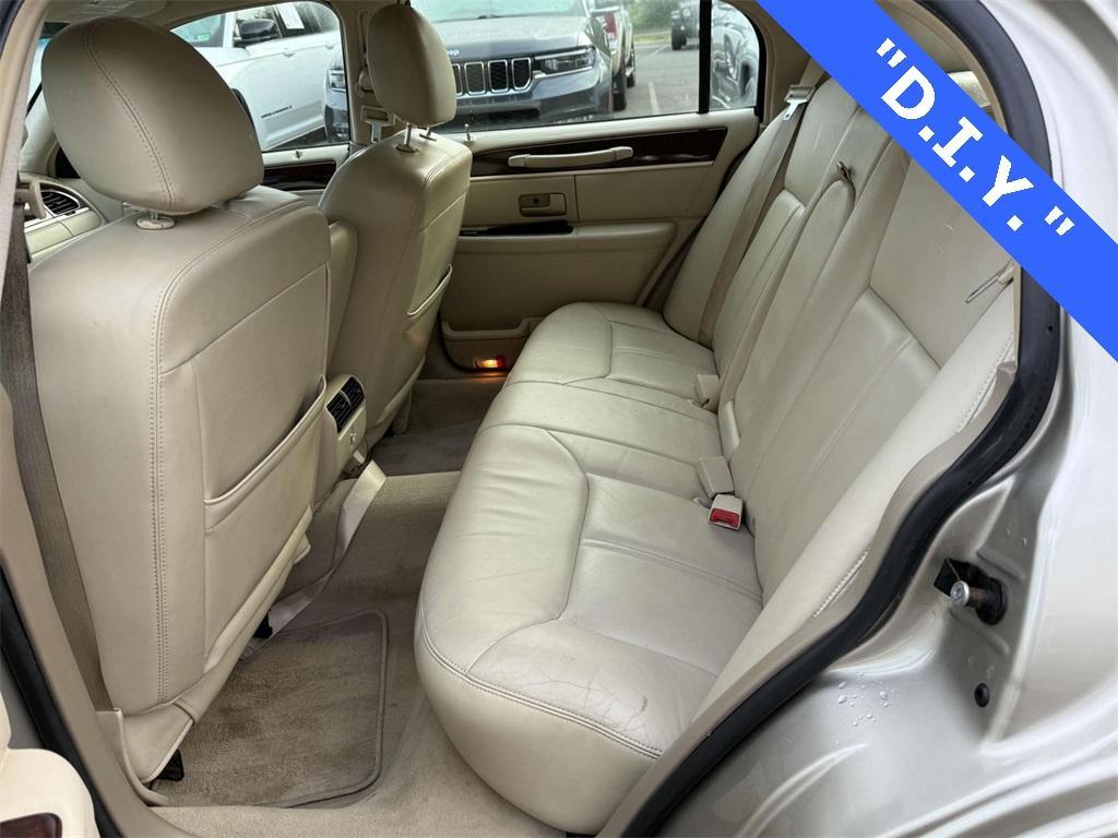 used 2006 Lincoln Town Car car, priced at $6,264