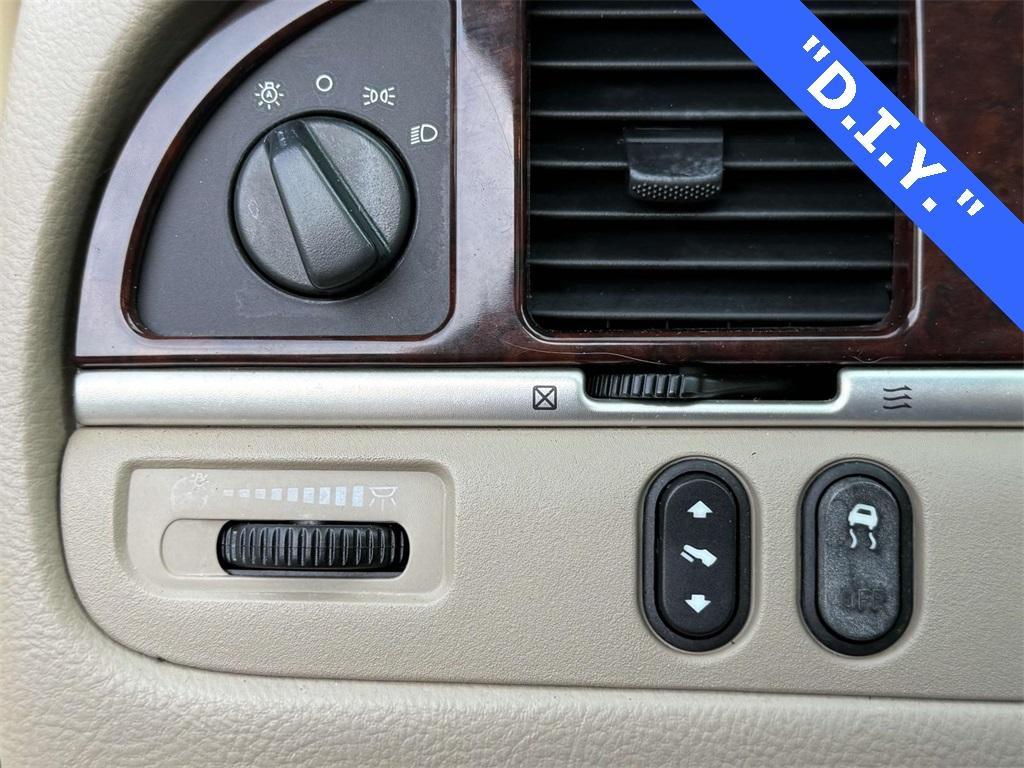 used 2006 Lincoln Town Car car, priced at $6,264