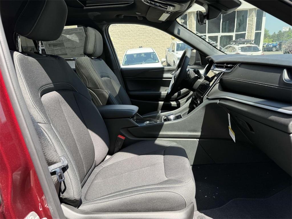 new 2025 Jeep Grand Cherokee car, priced at $37,103