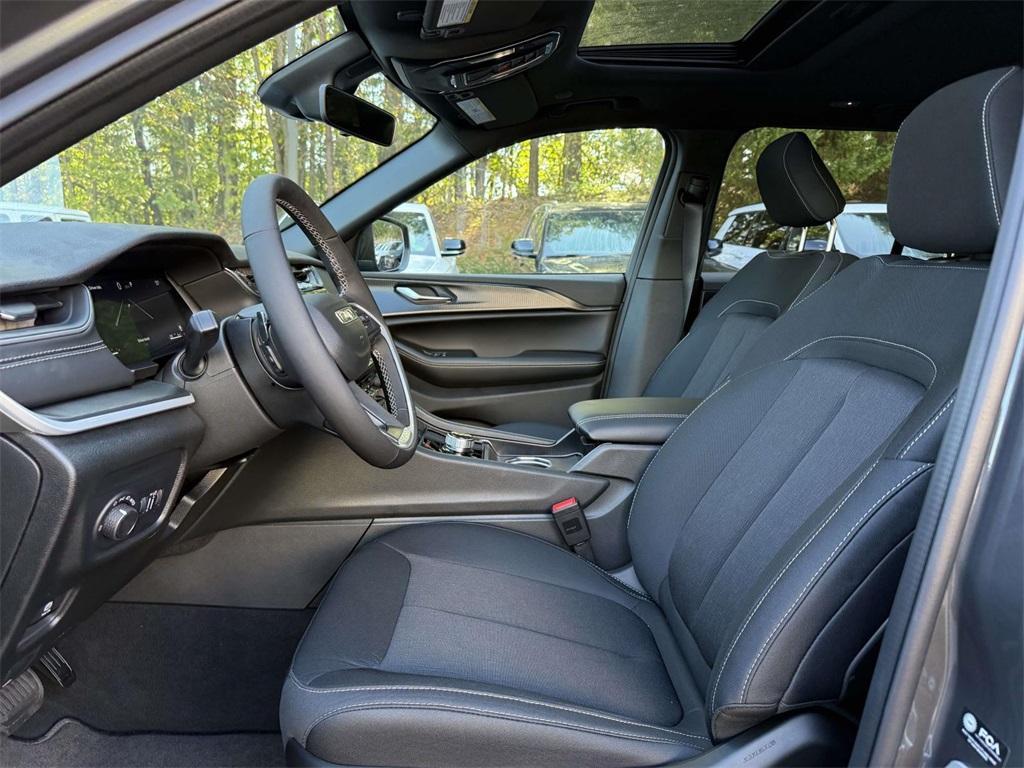 new 2025 Jeep Grand Cherokee car, priced at $37,153