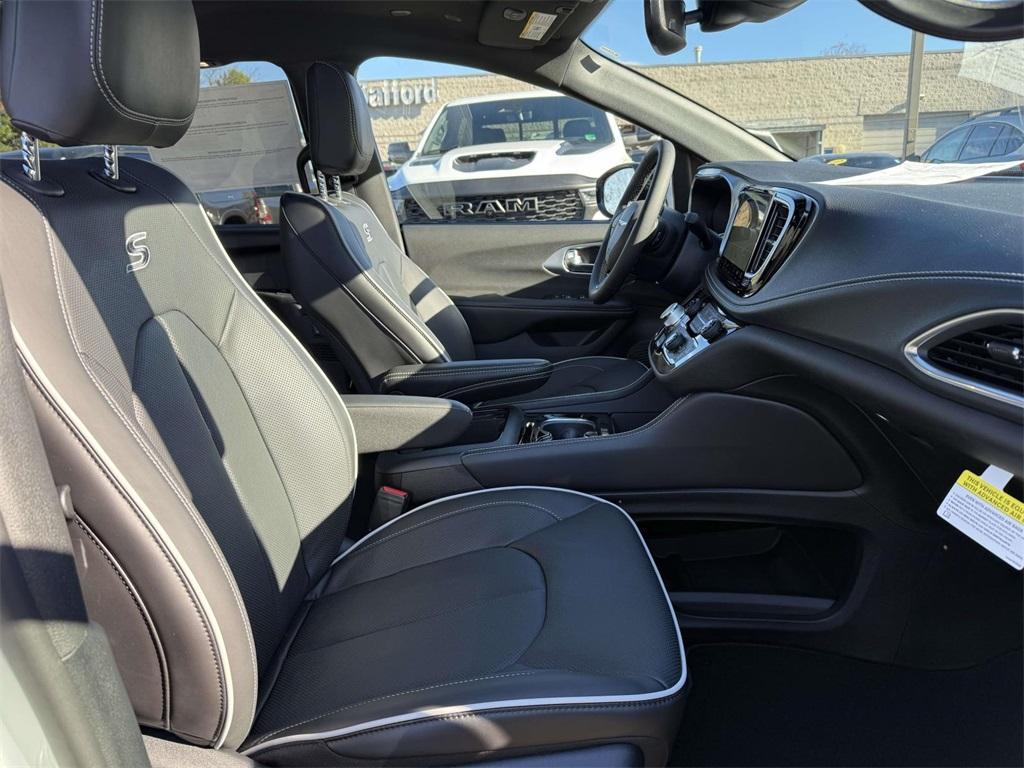 new 2026 Chrysler Pacifica car, priced at $46,657