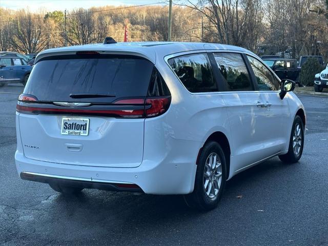 new 2025 Chrysler Pacifica car, priced at $38,926