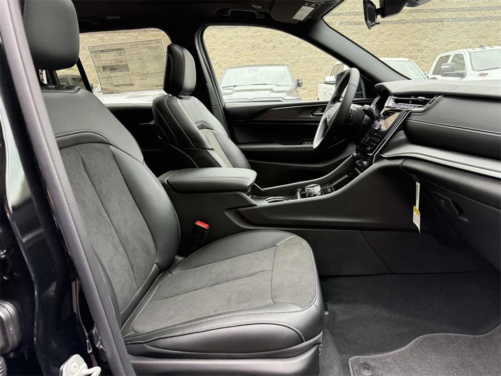 new 2025 Jeep Grand Cherokee car, priced at $39,612
