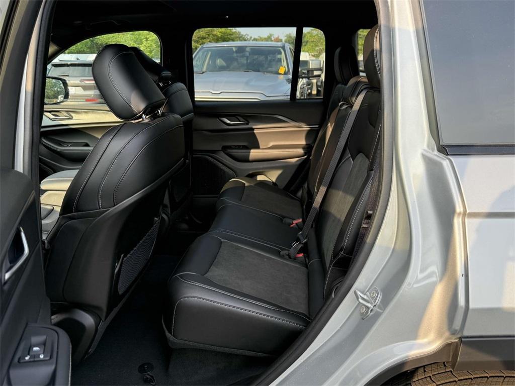 new 2025 Jeep Grand Cherokee car, priced at $37,384