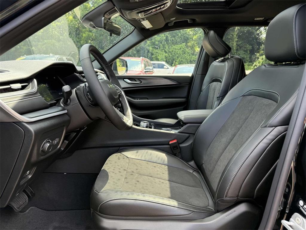 new 2025 Jeep Grand Cherokee car, priced at $37,851
