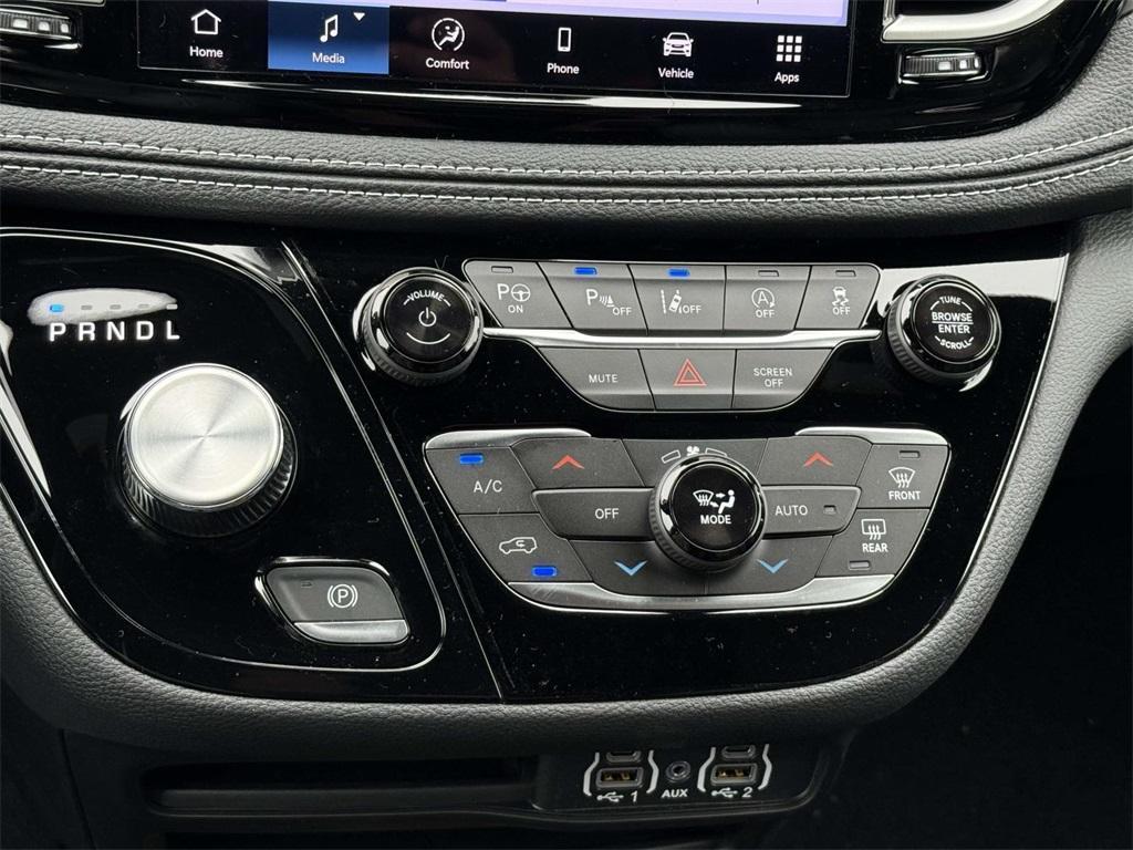 new 2025 Chrysler Pacifica car, priced at $35,725