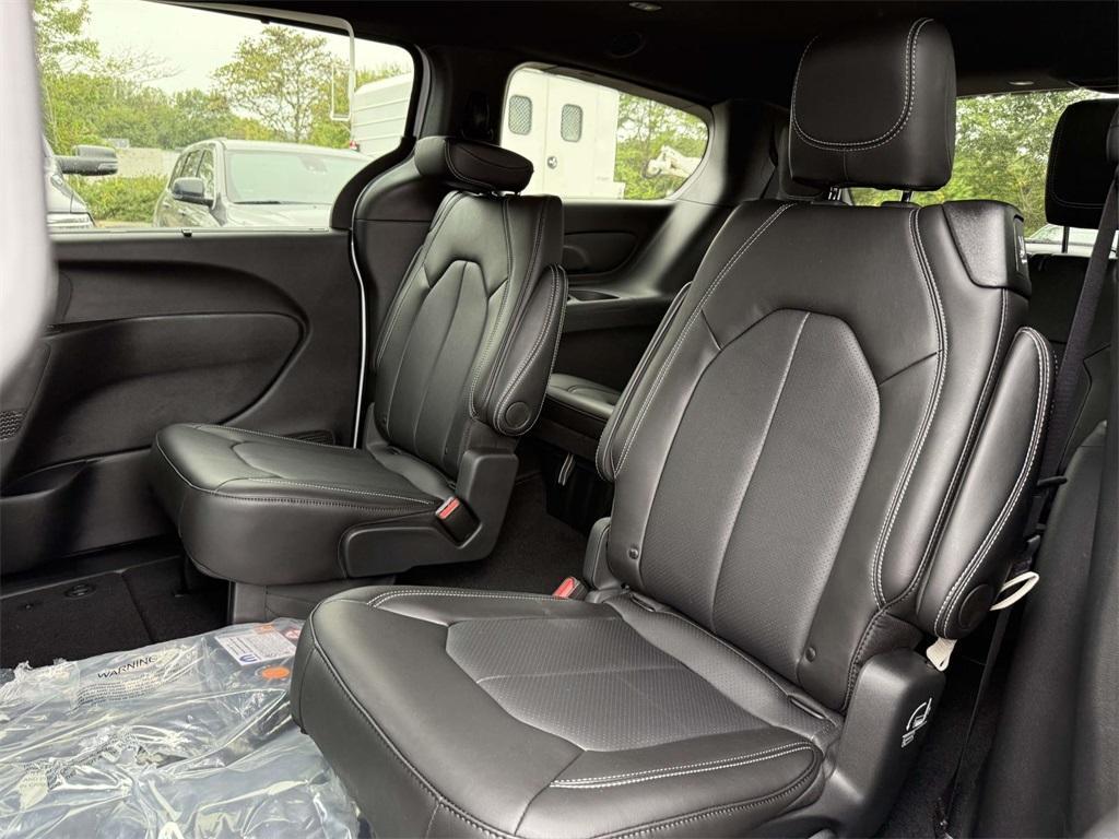 new 2025 Chrysler Pacifica car, priced at $35,725