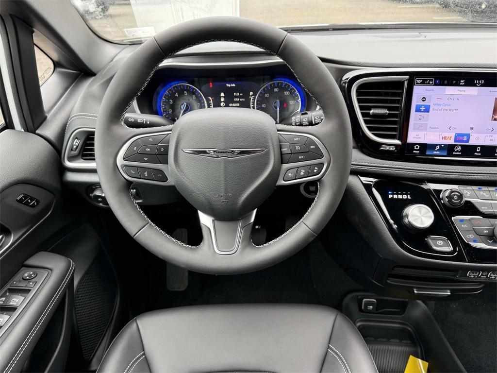 new 2025 Chrysler Pacifica car, priced at $35,725