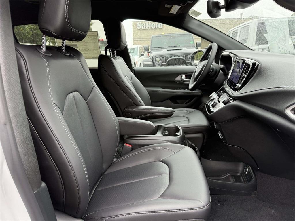 new 2025 Chrysler Pacifica car, priced at $35,725