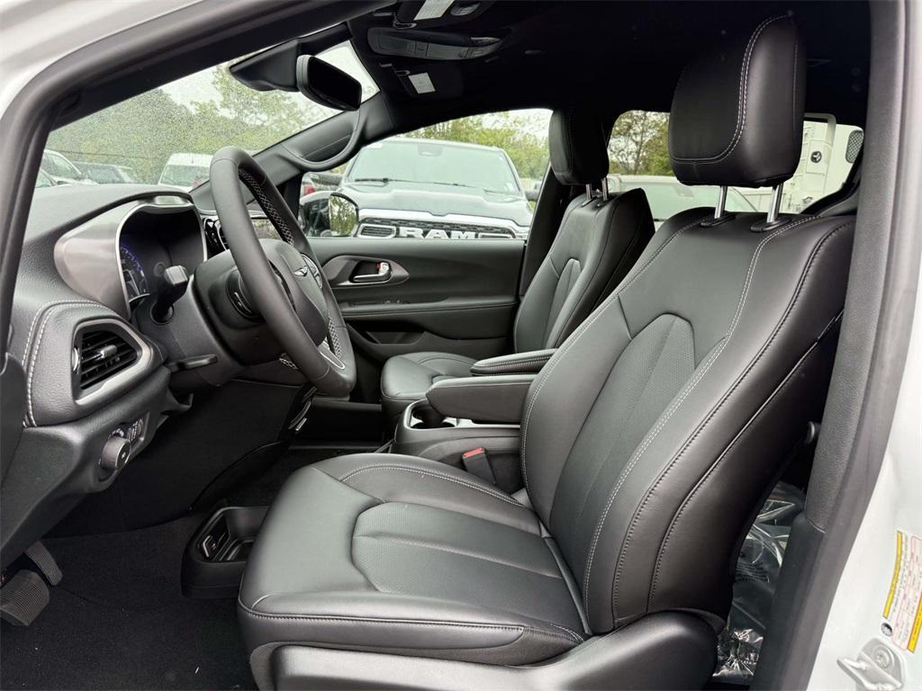 new 2025 Chrysler Pacifica car, priced at $35,725