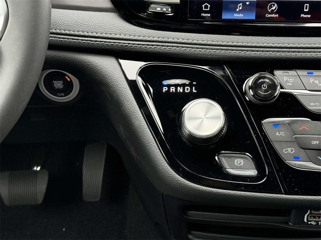 new 2025 Chrysler Pacifica car, priced at $35,725