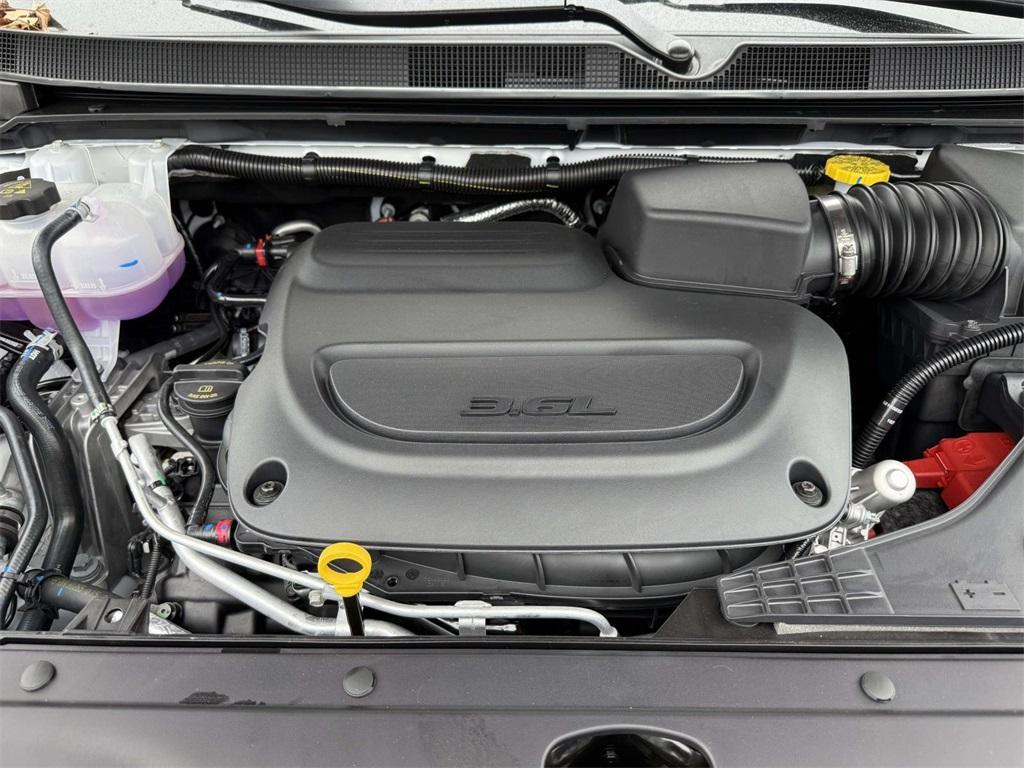 new 2025 Chrysler Pacifica car, priced at $35,725