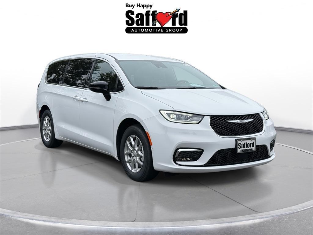 new 2025 Chrysler Pacifica car, priced at $35,725