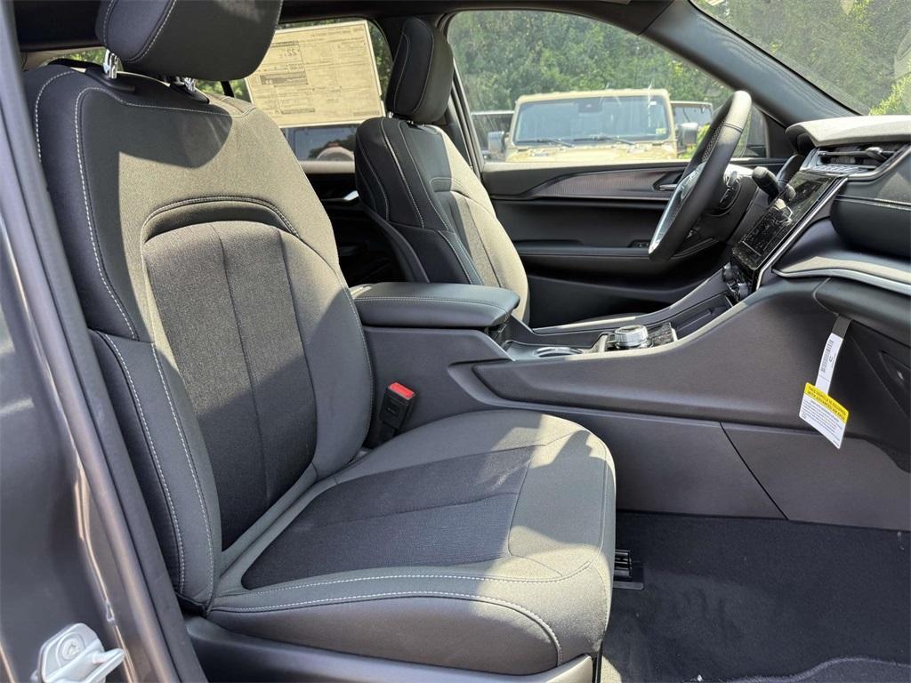 new 2025 Jeep Grand Cherokee car, priced at $37,103
