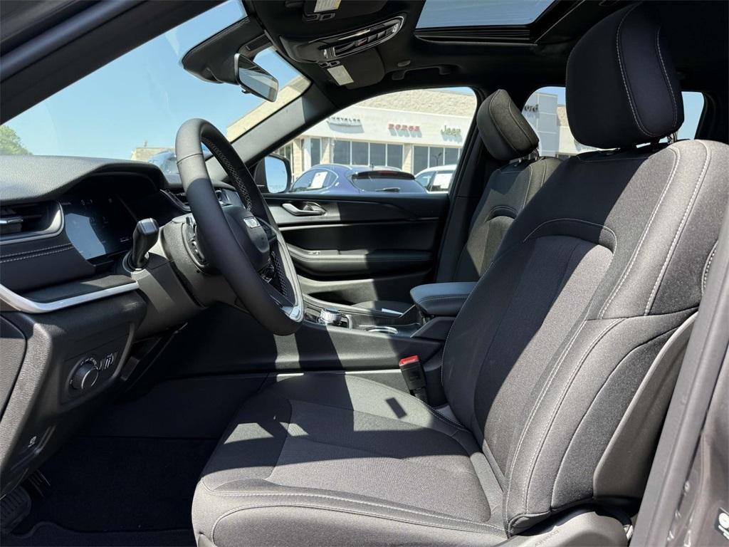 new 2025 Jeep Grand Cherokee car, priced at $37,103