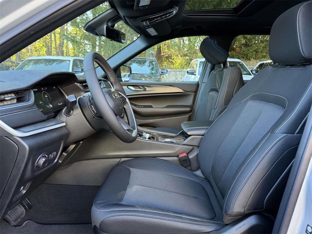 new 2025 Jeep Grand Cherokee car, priced at $37,153