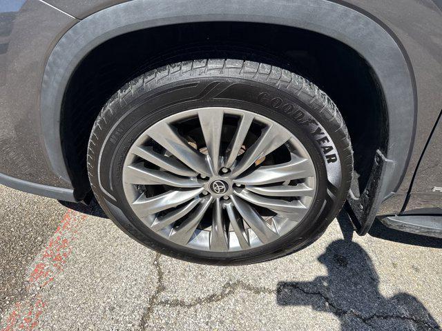 used 2022 Toyota Highlander Hybrid car, priced at $39,898