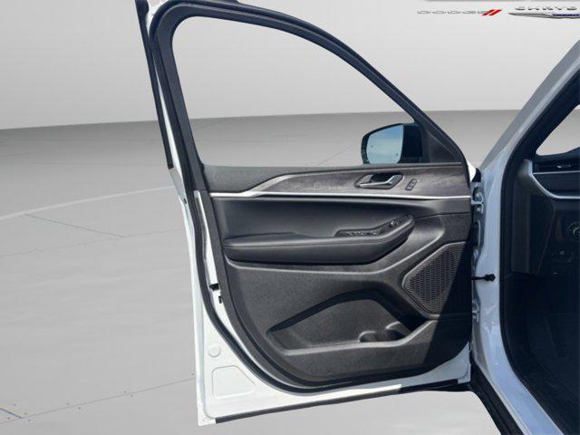 new 2025 Jeep Grand Cherokee car, priced at $39,613