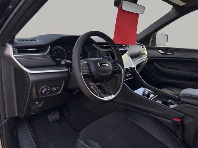 new 2025 Jeep Grand Cherokee car, priced at $38,007