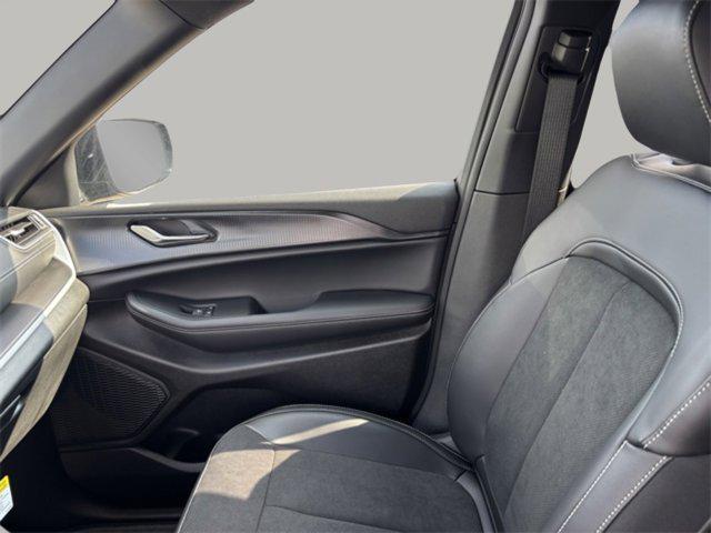 new 2025 Jeep Grand Cherokee car, priced at $38,007