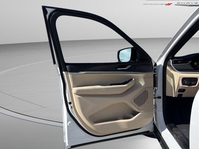 new 2025 Jeep Grand Cherokee car, priced at $42,674