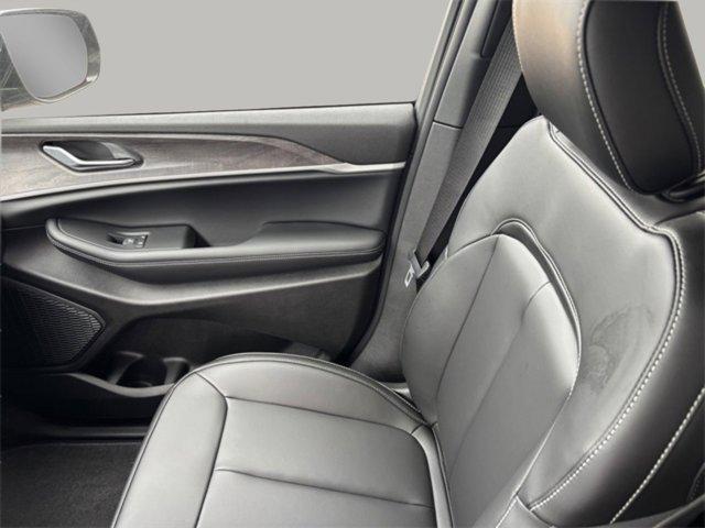 new 2025 Jeep Grand Cherokee car, priced at $40,946