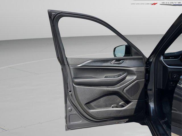 new 2025 Jeep Grand Cherokee car, priced at $40,640