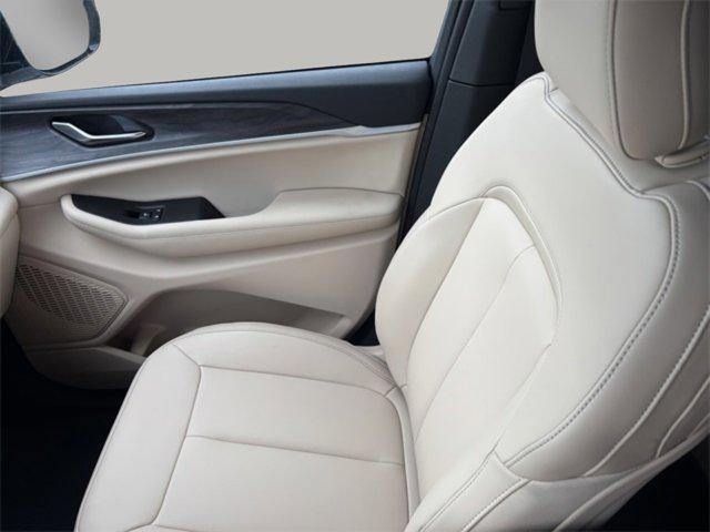 new 2025 Jeep Grand Cherokee car, priced at $37,543