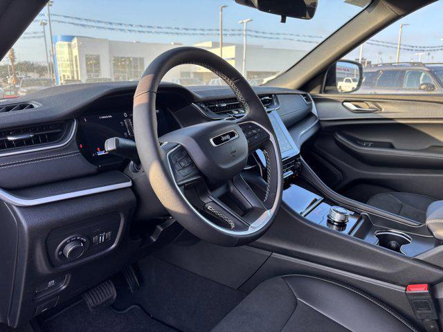 new 2025 Jeep Grand Cherokee car, priced at $38,678