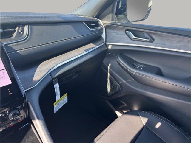 new 2025 Jeep Grand Cherokee car, priced at $37,160