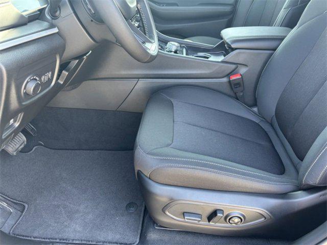 new 2025 Jeep Grand Cherokee car, priced at $40,050