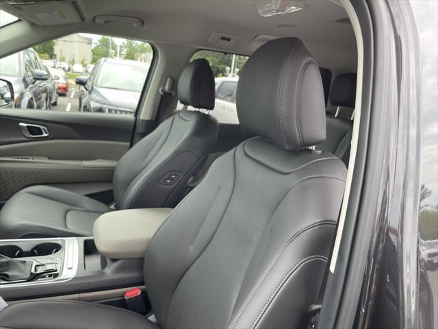 new 2025 Kia Carnival car, priced at $40,828