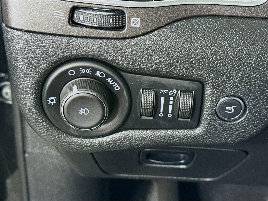 used 2022 Jeep Cherokee car, priced at $26,994