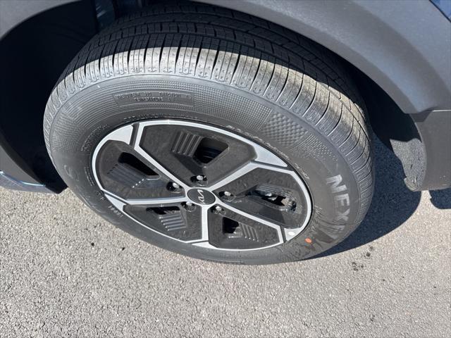 new 2025 Kia Niro car, priced at $30,178