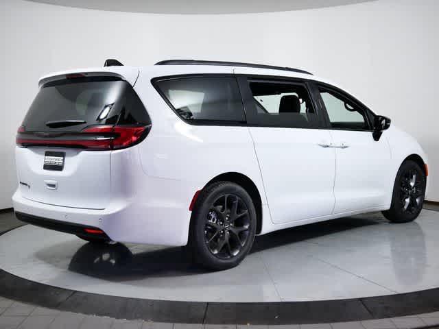 new 2024 Chrysler Pacifica car, priced at $43,107