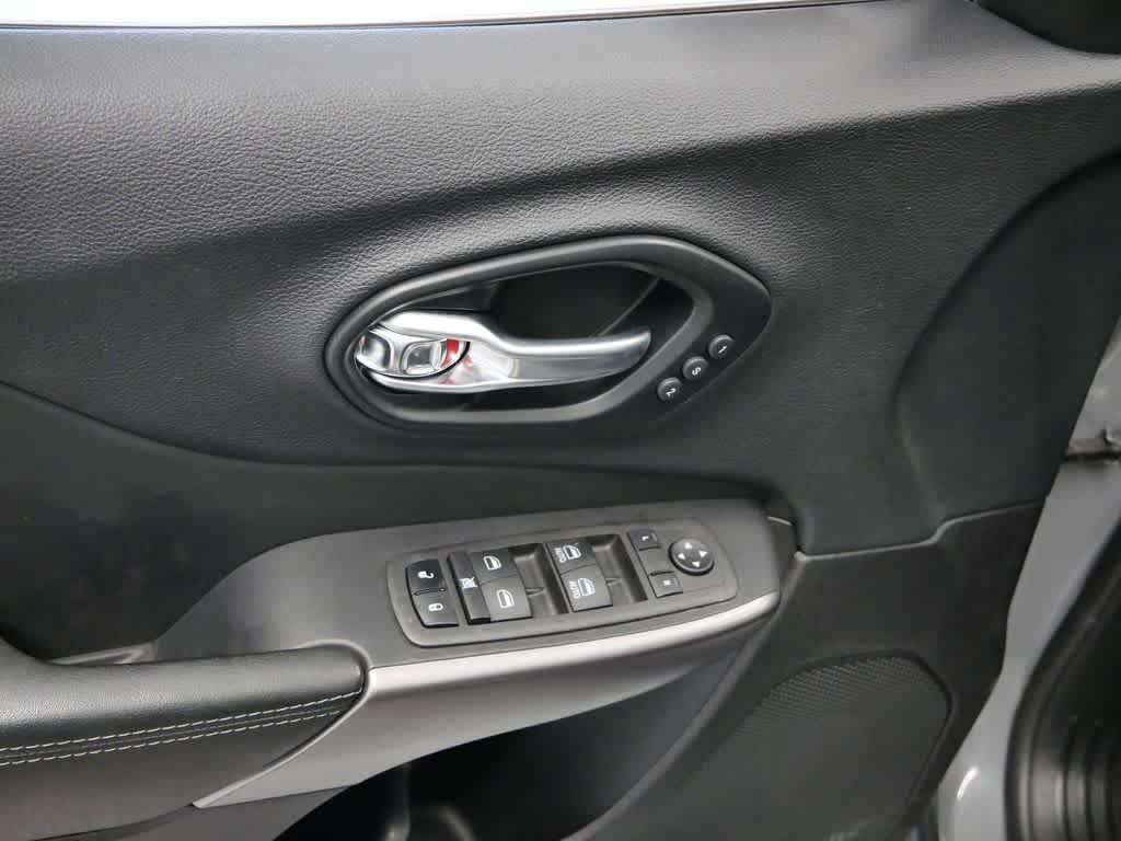 used 2022 Jeep Cherokee car, priced at $25,991