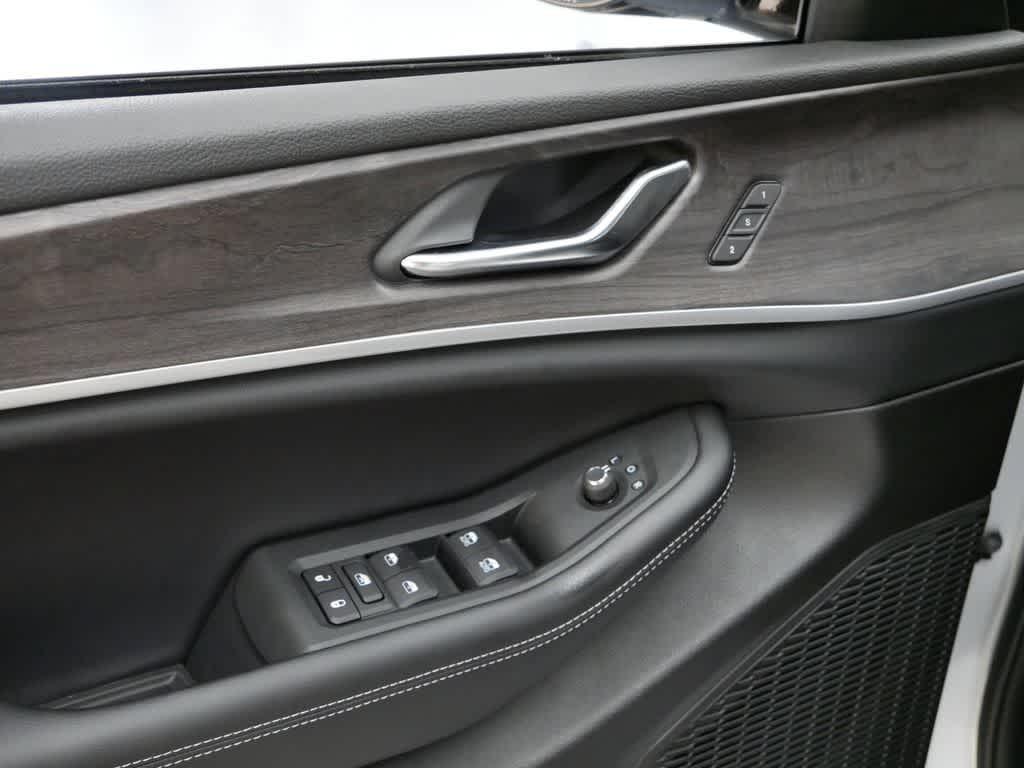 new 2025 Jeep Grand Cherokee car, priced at $44,208