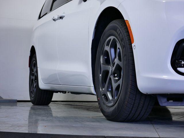 new 2024 Chrysler Pacifica Hybrid car, priced at $55,919