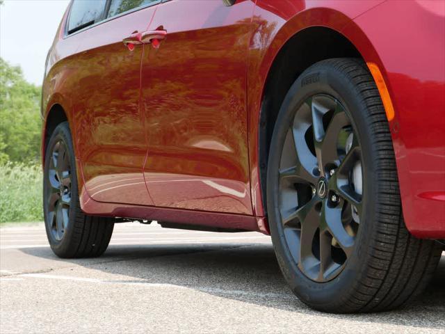 new 2025 Chrysler Pacifica car, priced at $55,969