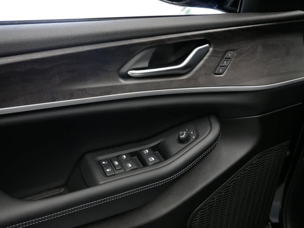 new 2025 Jeep Grand Cherokee car, priced at $47,641