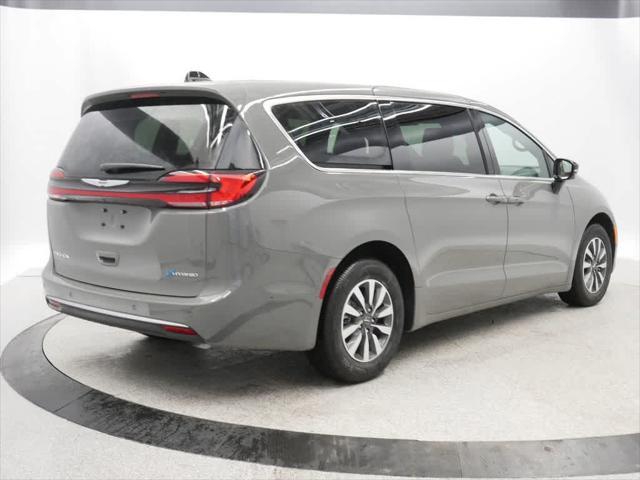 new 2025 Chrysler Pacifica Hybrid car, priced at $52,576