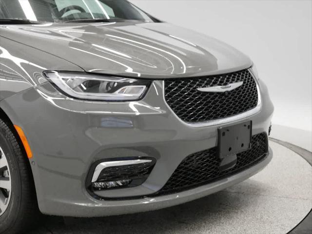 new 2025 Chrysler Pacifica Hybrid car, priced at $52,576