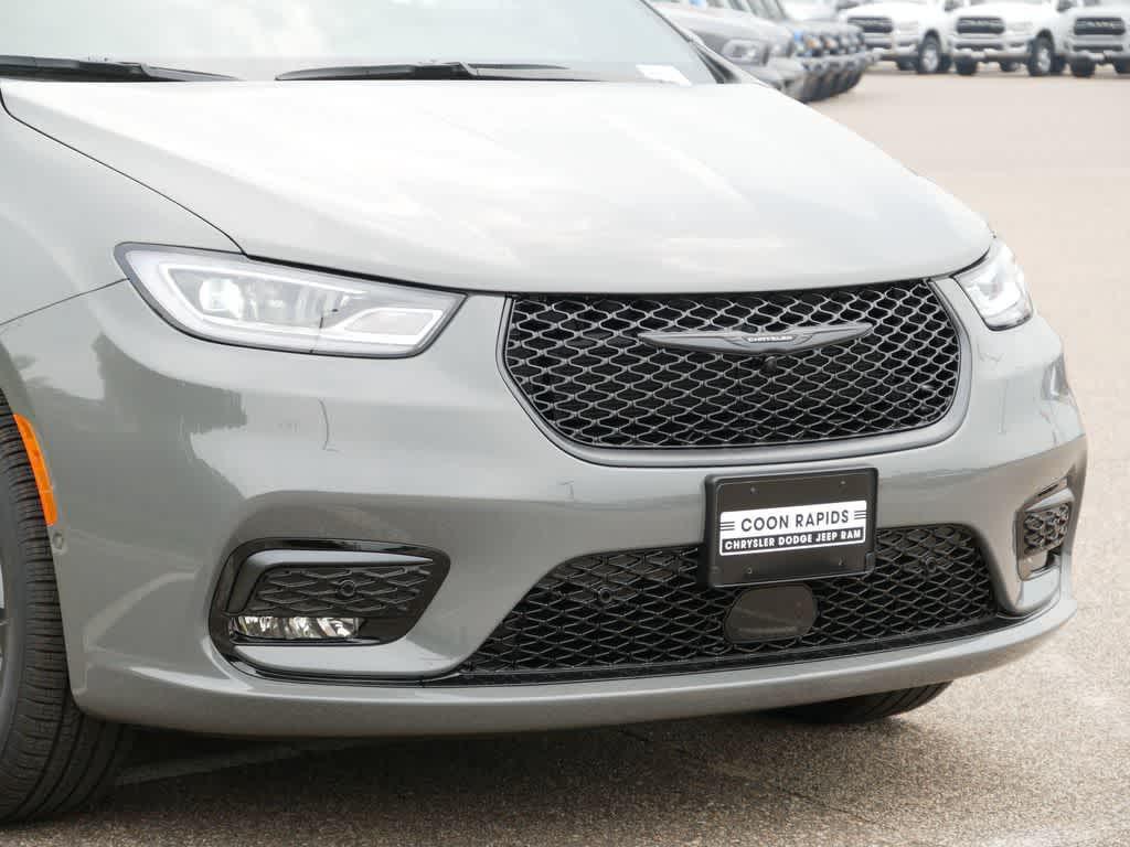 used 2025 Chrysler Pacifica car, priced at $52,555