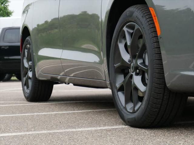 new 2025 Chrysler Pacifica car, priced at $57,878