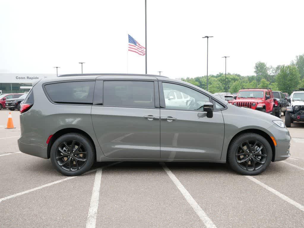 used 2025 Chrysler Pacifica car, priced at $52,555