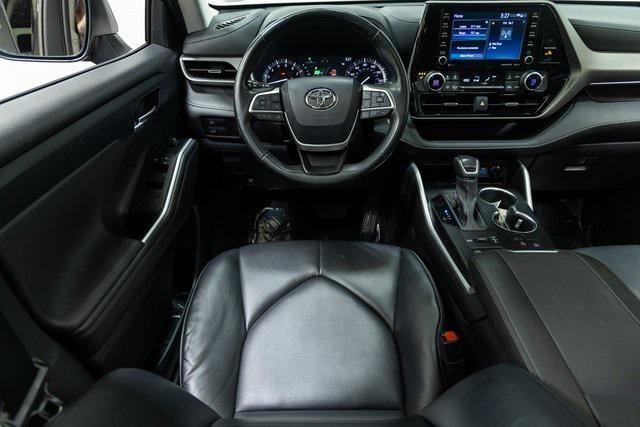 used 2022 Toyota Highlander car, priced at $33,500