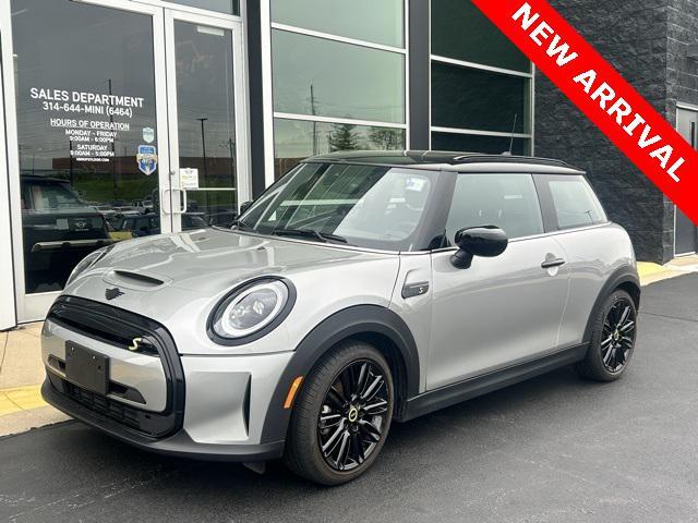 used 2024 MINI SE Hardtop car, priced at $26,490
